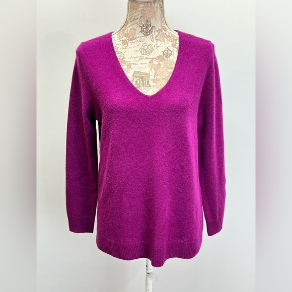 41 HAWTHORN Magenta 💯 Cashmere V neck sweater size M - Picture 1 of 14